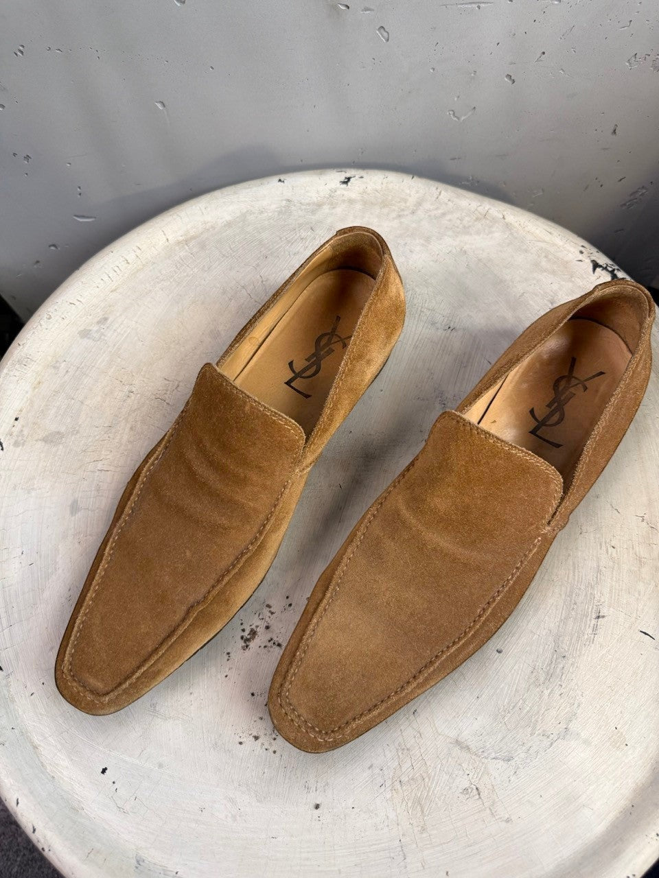 BERLIN VINTAGE CORNER tan suede slip-on loafers with square toe and subtle stitching detail.