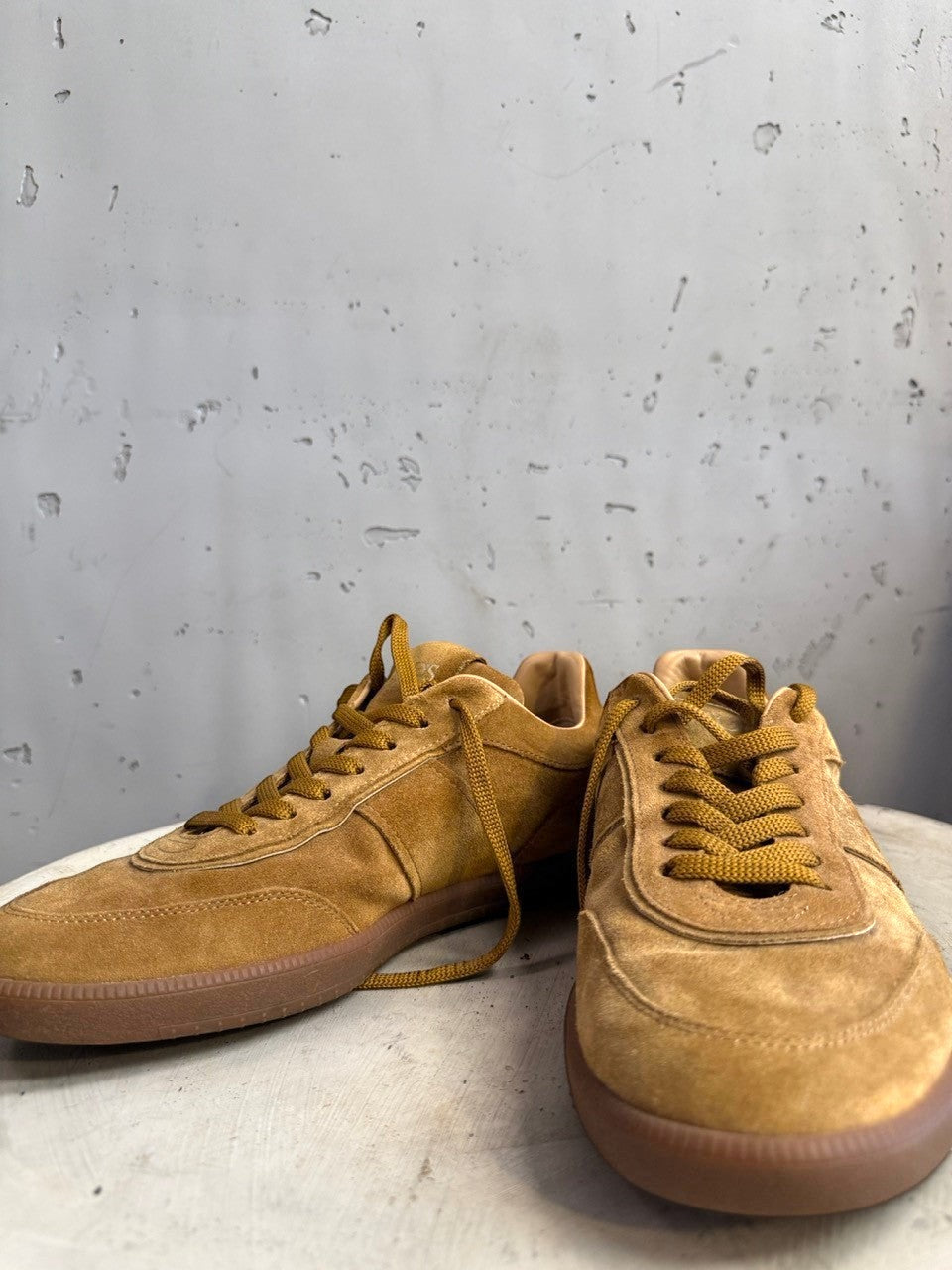 BERLIN VINTAGE CORNER tan suede lace-up sneakers with rubber soles and iconic pebble detail.