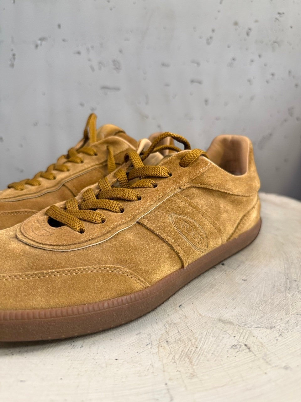 BERLIN VINTAGE CORNER tan suede lace-up sneakers with rubber sole and embossed logo.