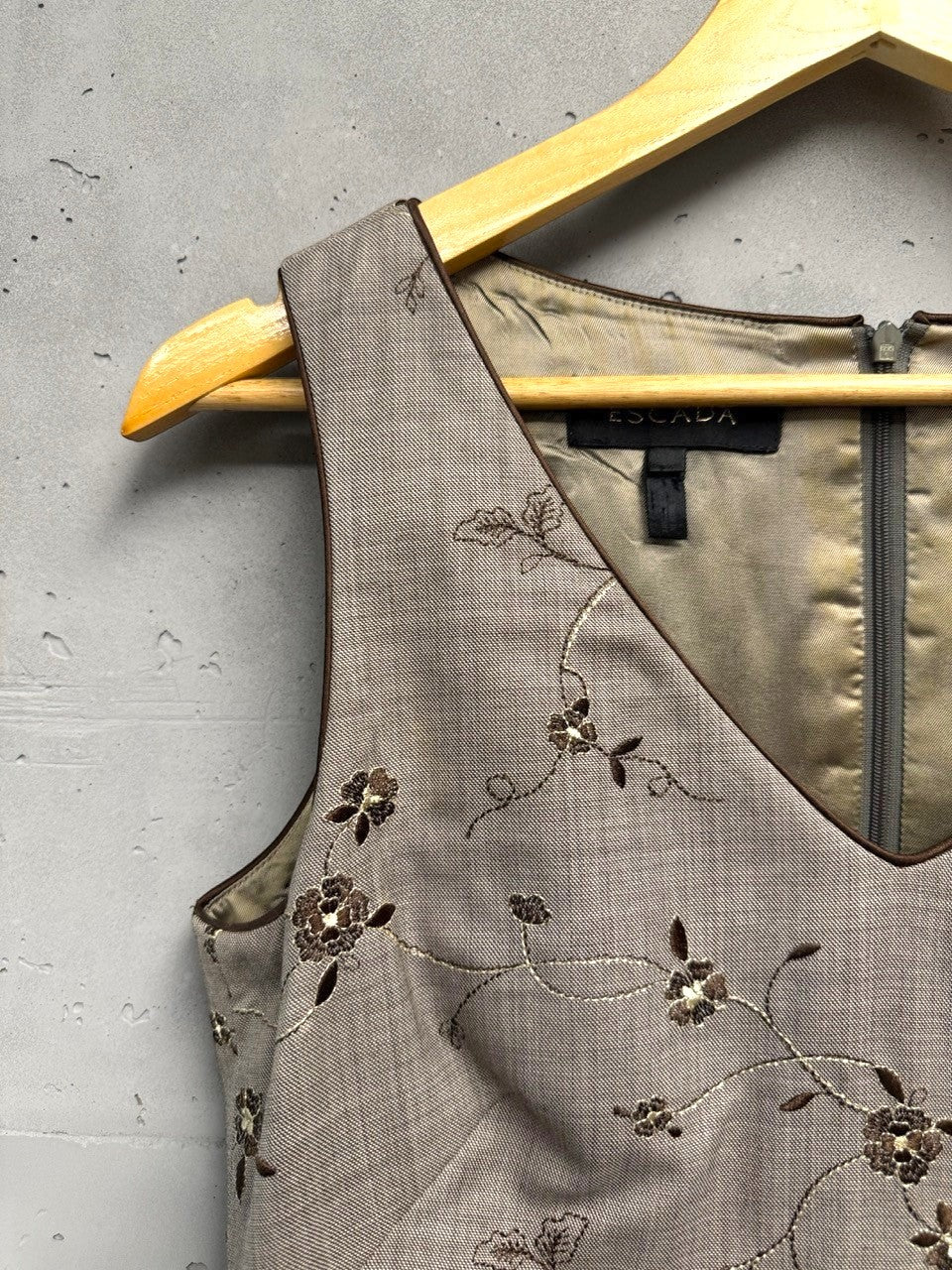 BERLIN VINTAGE CORNER taupe textured sheath dress with floral embroidery, V-neckline, sleeveless, and brown trim.