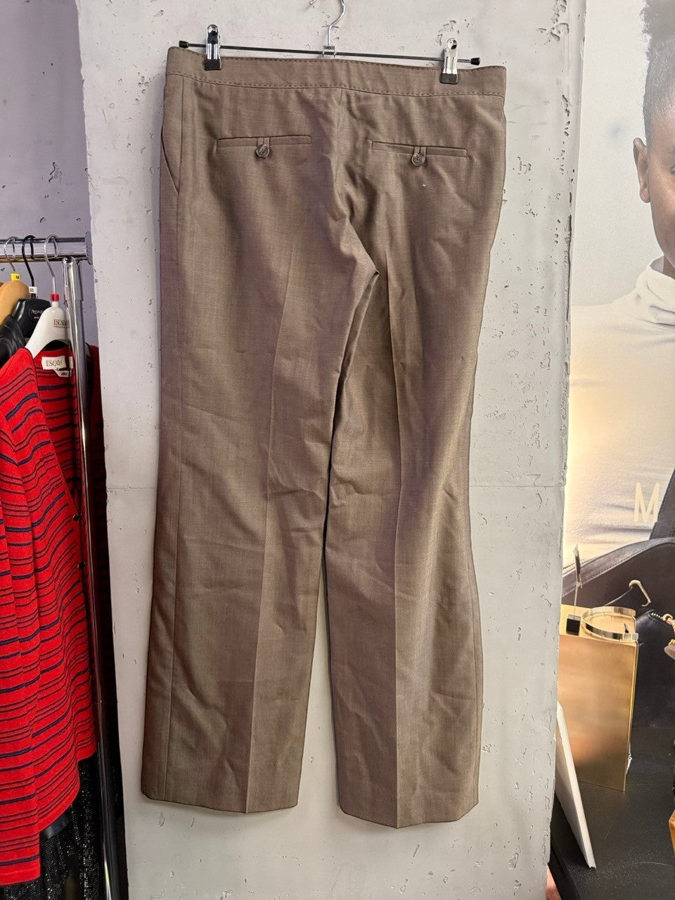 BERLIN VINTAGE CORNER taupe tailored straight-leg trousers with back button pockets and a structured professional fit.