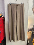 BERLIN VINTAGE CORNER taupe tailored straight-leg trousers with front crease and side pockets.