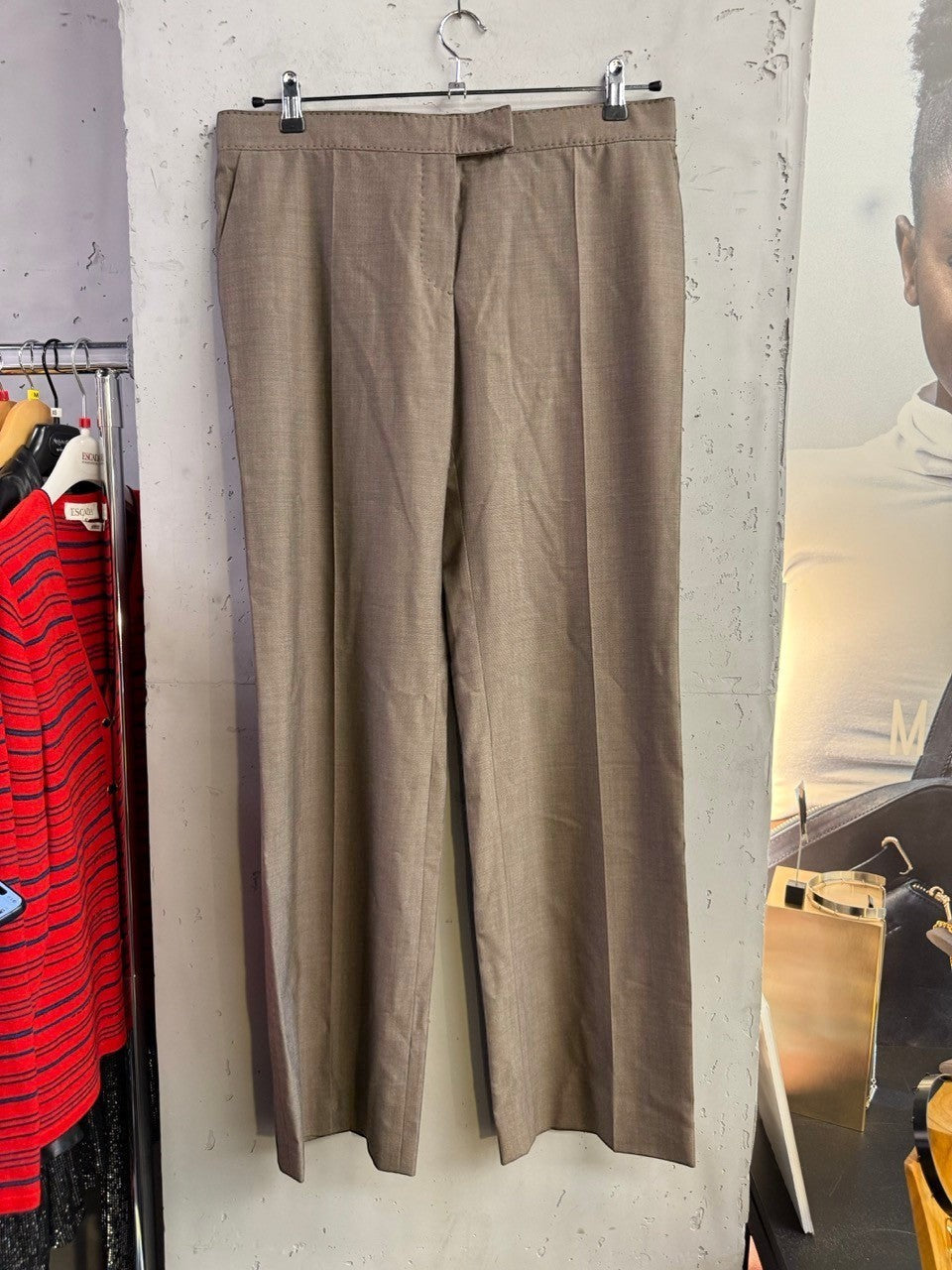 BERLIN VINTAGE CORNER taupe tailored straight-leg trousers with front crease and side pockets.