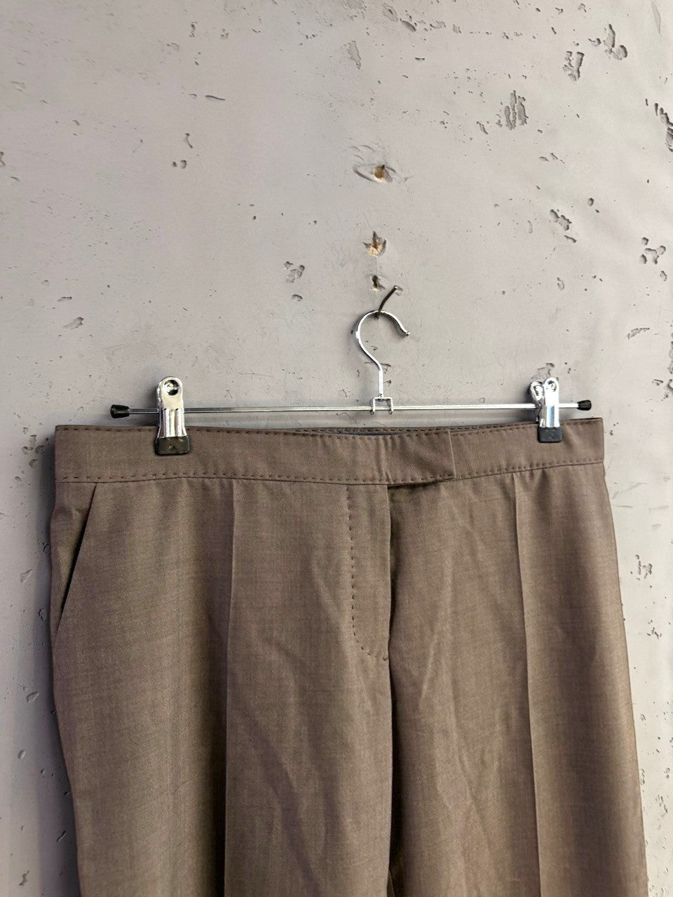 BERLIN VINTAGE CORNER taupe tailored trousers with front pleats and straight leg cut, made from textured fabric.