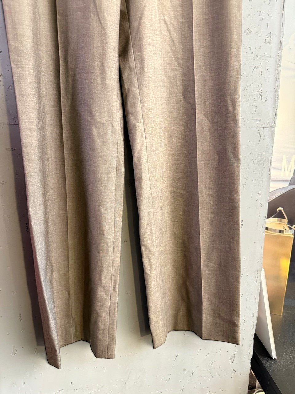BERLIN VINTAGE CORNER taupe tailored trousers in textured fabric with straight leg and front pleats.