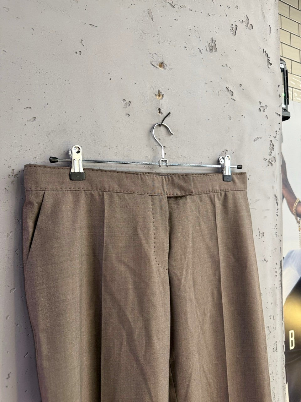 BERLIN VINTAGE CORNER taupe tailored trousers with front pleats and belt loops. Textured fabric, straight leg.