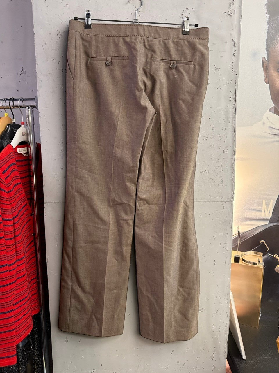 BERLIN VINTAGE CORNER taupe tailored trousers with straight leg and textured fabric. Classic professional pants.