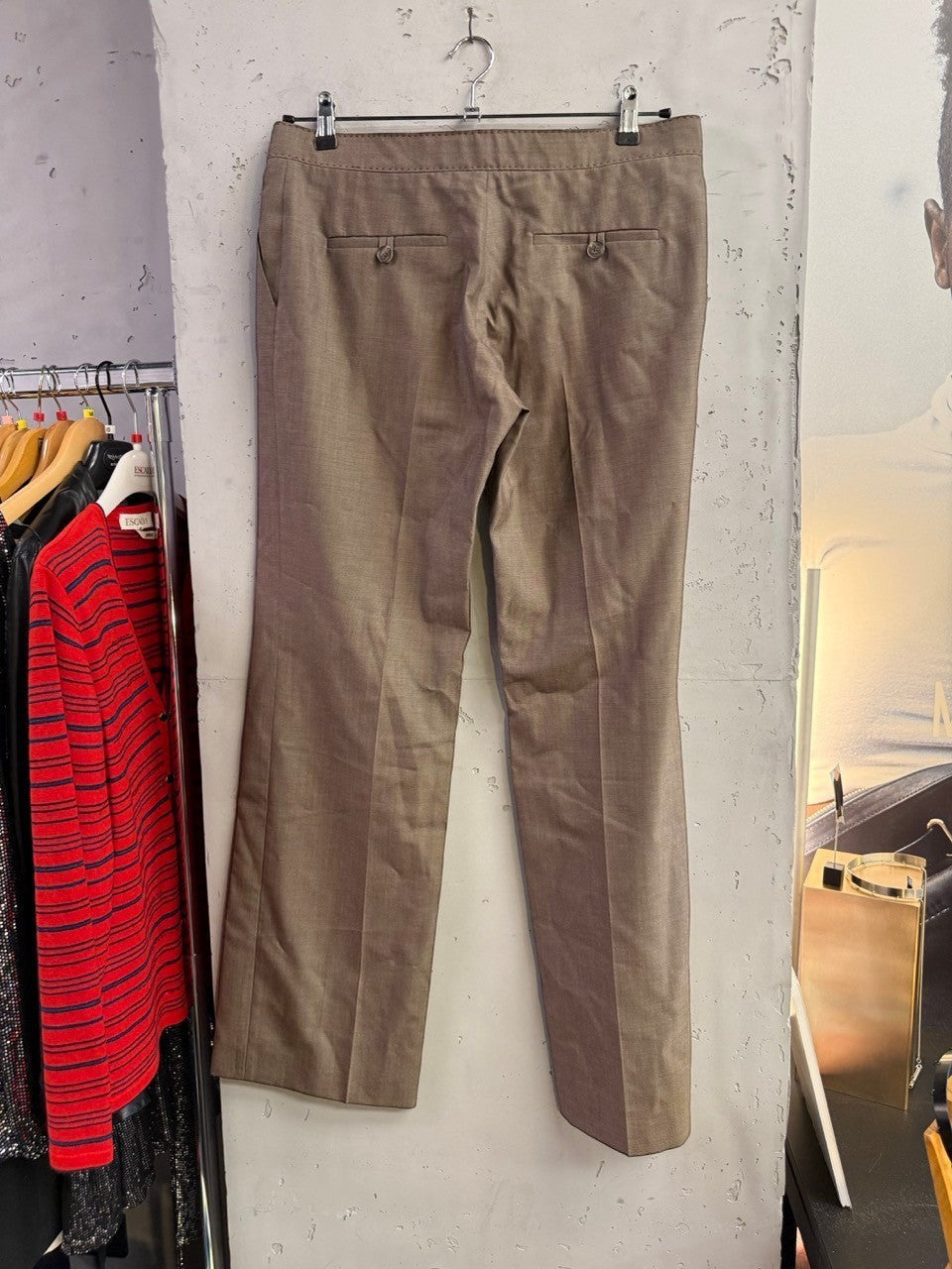 BERLIN VINTAGE CORNER taupe tailored dress trousers with back pockets and straight-leg fit for professional wear.