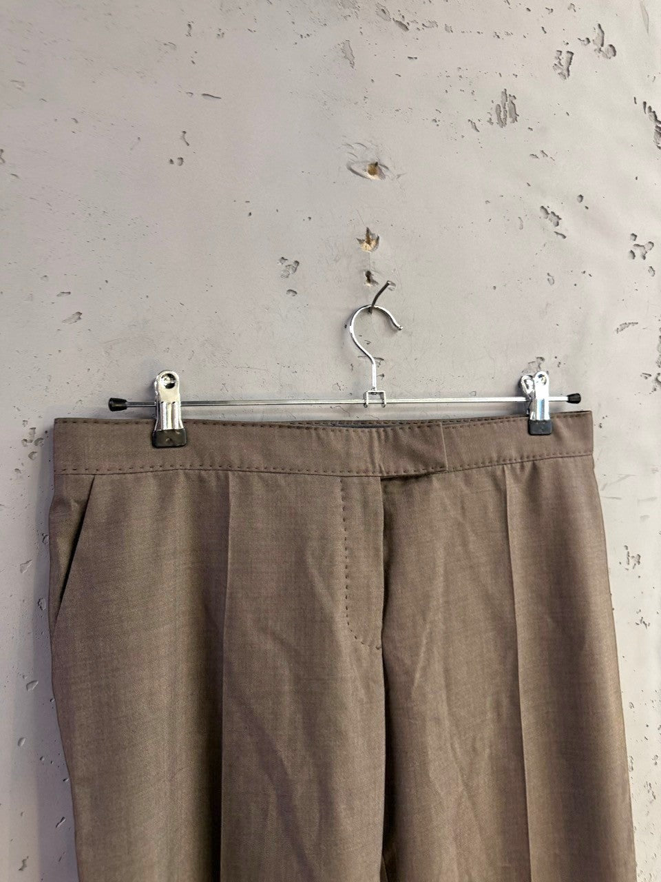 BERLIN VINTAGE CORNER taupe tailored straight-leg trousers with a structured waistband and front crease.
