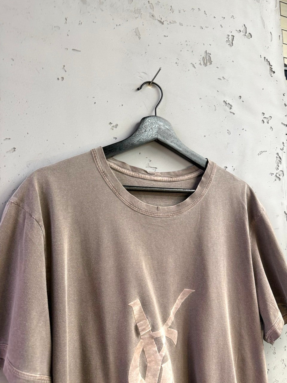 BERLIN VINTAGE CORNER taupe cotton t-shirt with tonal YSL logo graphic and vintage wash.