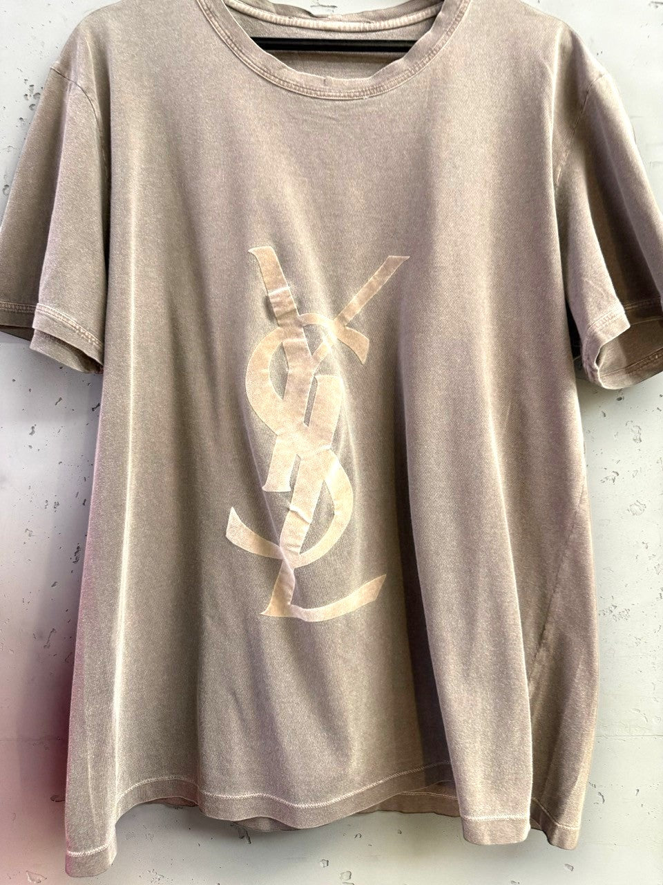 BERLIN VINTAGE CORNER taupe cotton t-shirt with tonal YSL logo graphic and vintage wash.