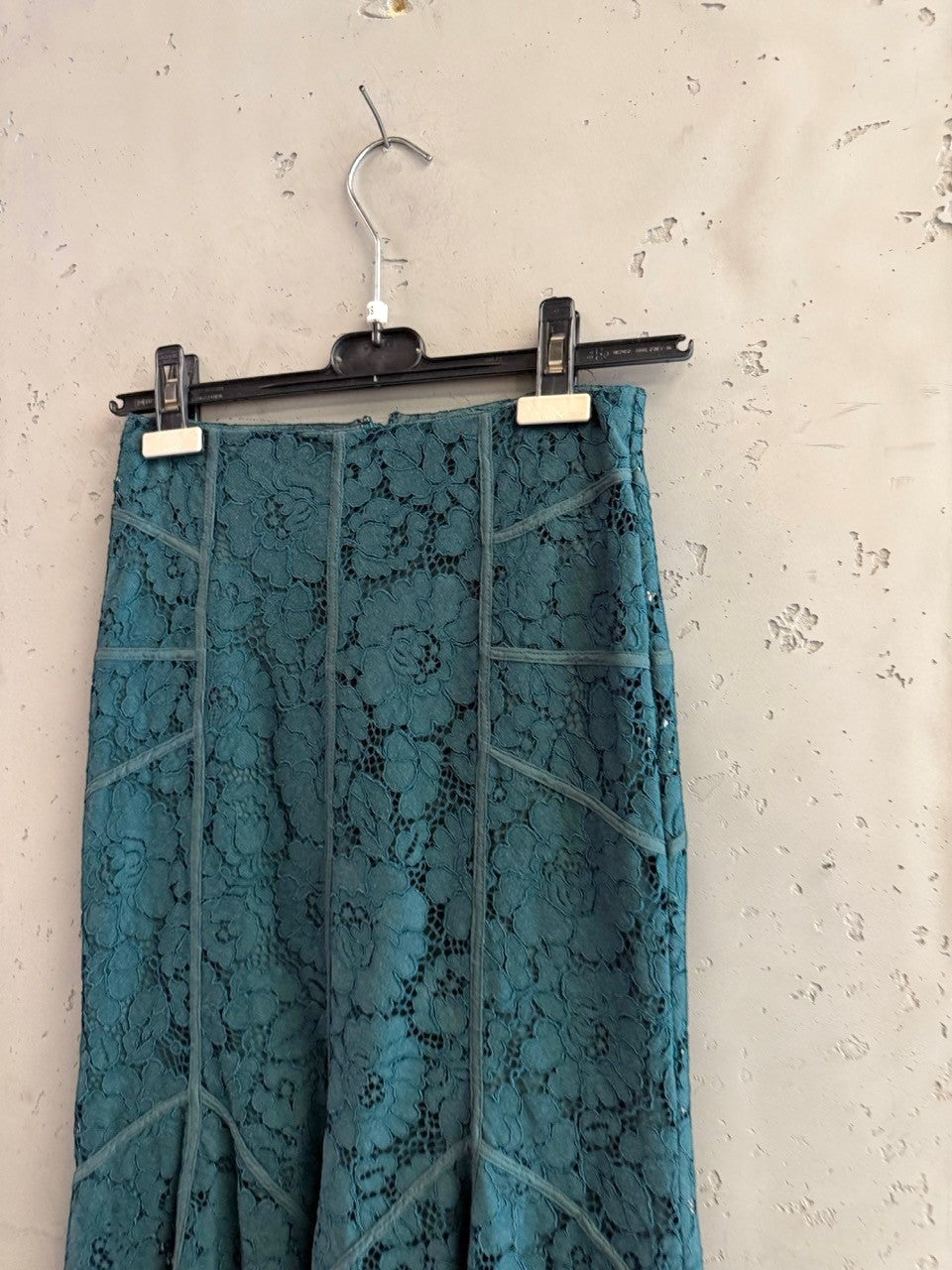 BERLIN VINTAGE CORNER teal lace mermaid midi skirt with floral pattern and paneling.