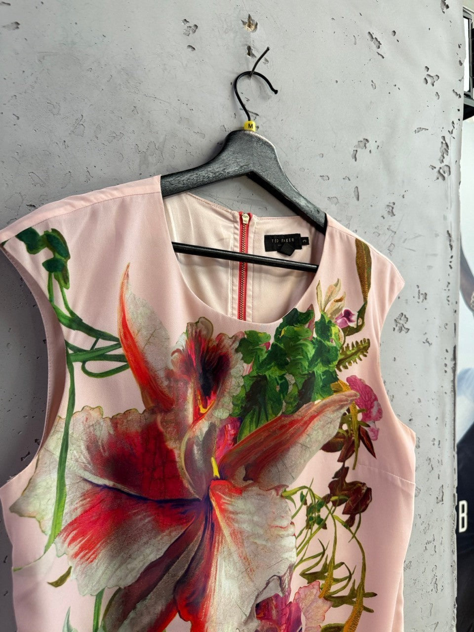 BERLIN VINTAGE CORNER Ted Baker blush pink sleeveless shift dress with oversized botanical print and exposed back zipper