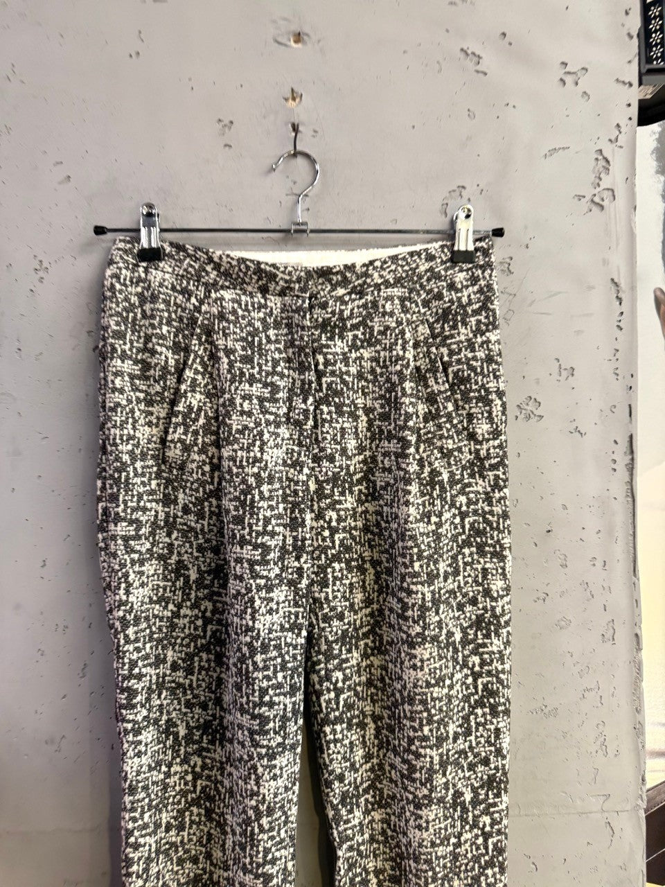 BERLIN VINTAGE CORNER tailored trousers in black and white abstract textured fabric with a pleated waist and pockets.