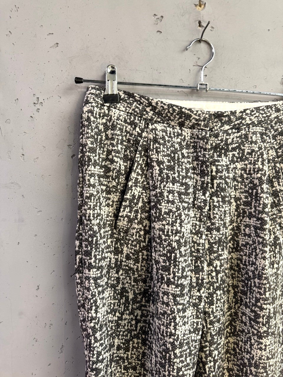 BERLIN VINTAGE CORNER tailored trousers in black and white abstract textured fabric with front pleats and pockets.