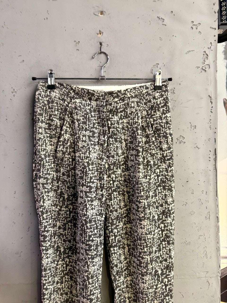 BERLIN VINTAGE CORNER black and white textured tweed-like trousers with pockets and pleating.