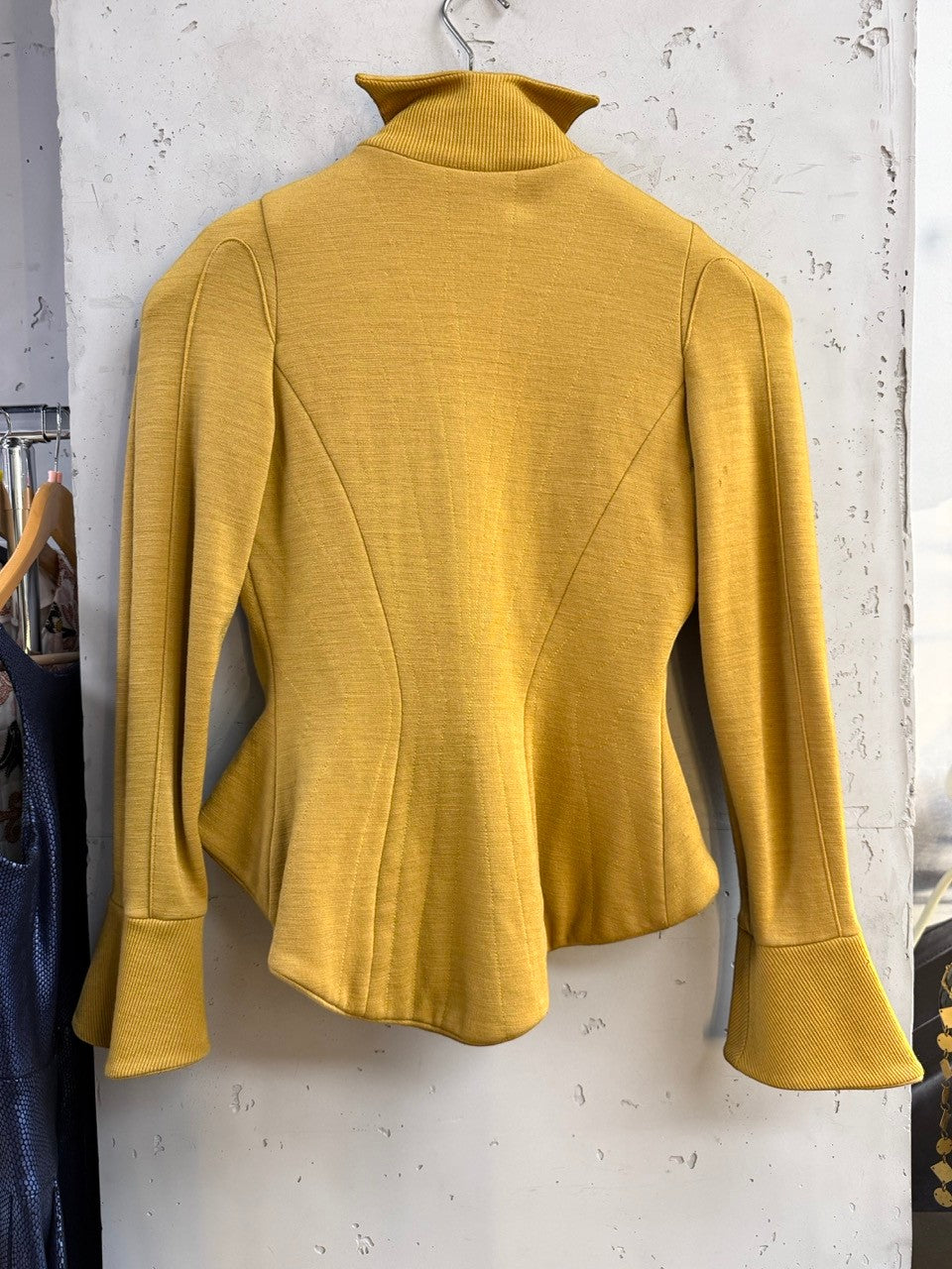 BERLIN VINTAGE CORNER Thierry Mugler jacket seen from the back with curved seams.