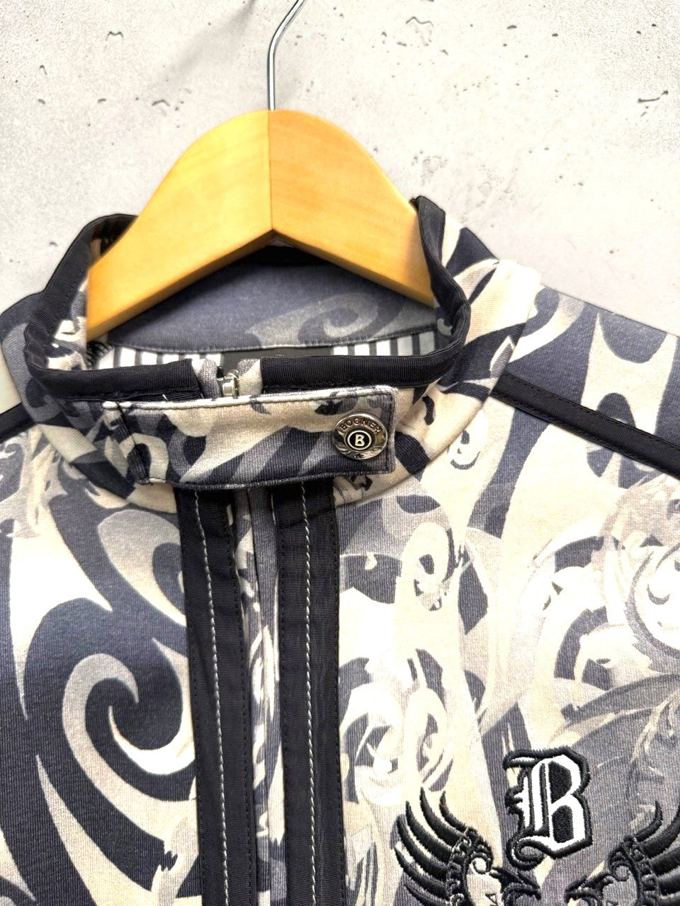 BERLIN VINTAGE CORNER grey, black, and cream tribal print zip-up jacket with stand-up collar and embroidered B logo.