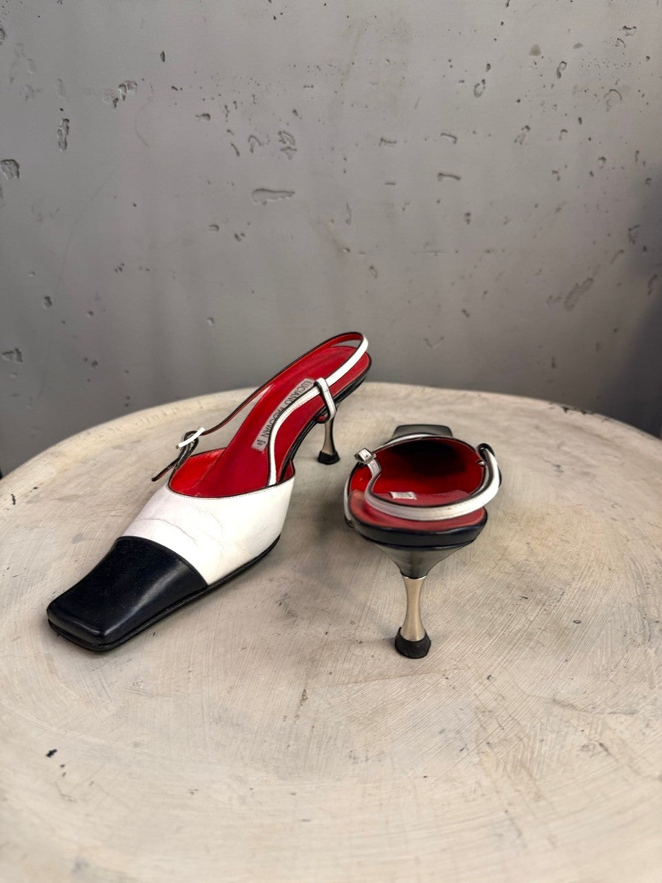 BERLIN VINTAGE CORNER two-tone leather slingback heels with black toe, white upper, red lining, and metallic heel.