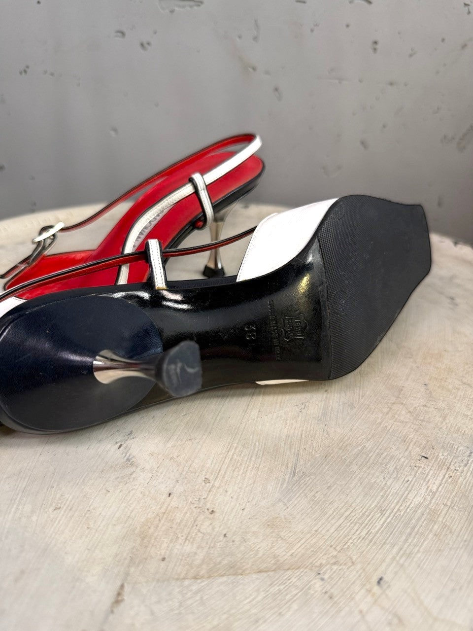 BERLIN VINTAGE CORNER two-tone leather slingback heels with buckle detail, white, black, and red.