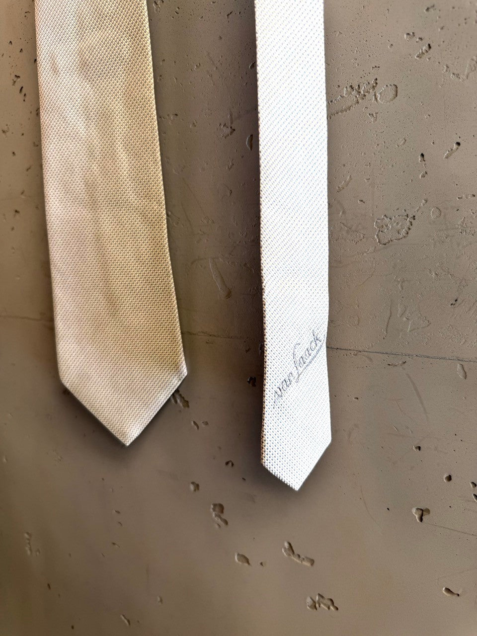 BERLIN VINTAGE CORNER light blue textured van Laack formal necktie with branded tipping detail