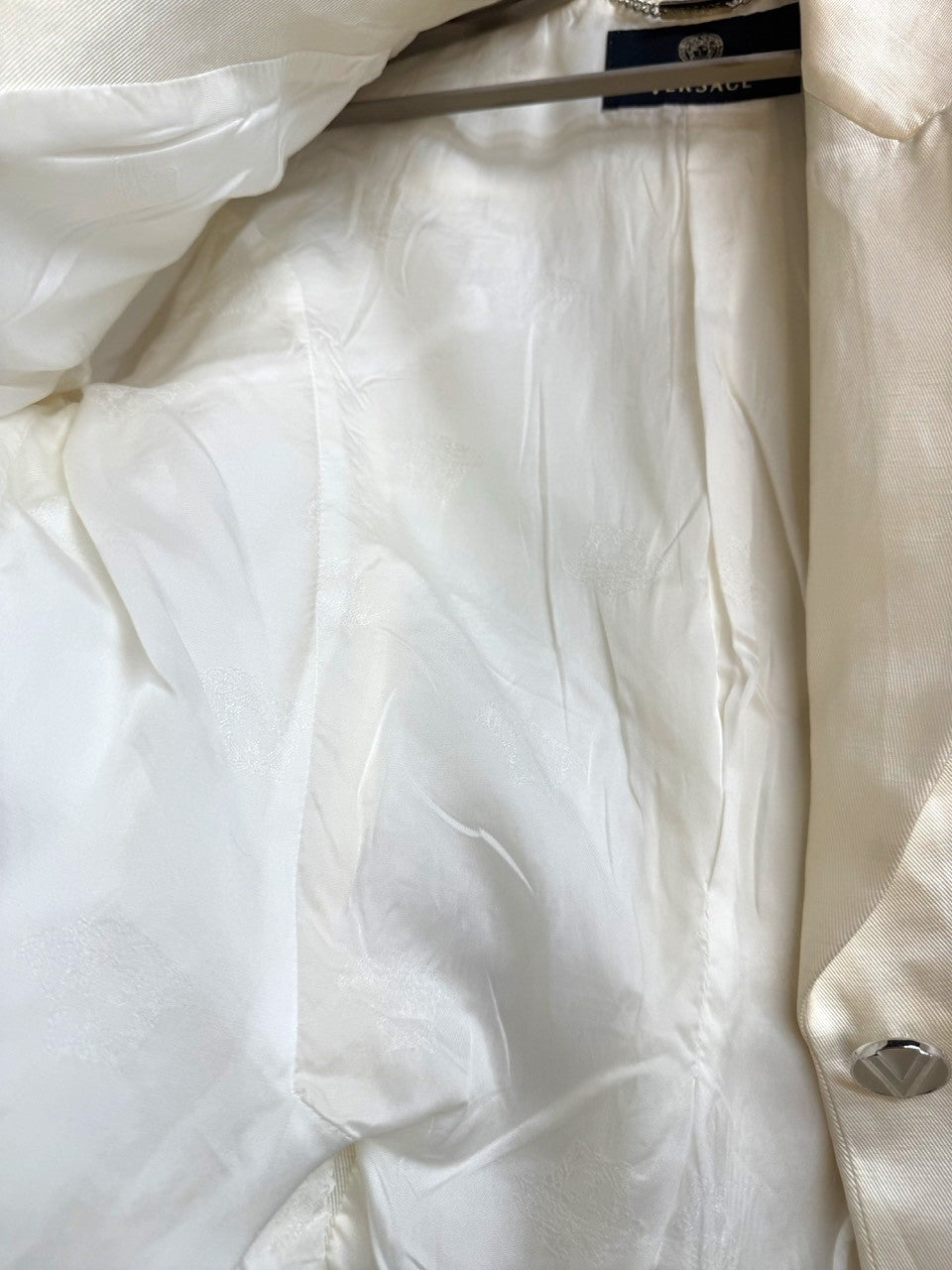 BERLIN VINTAGE CORNER Versace blazer lining in tonal Medusa jacquard.