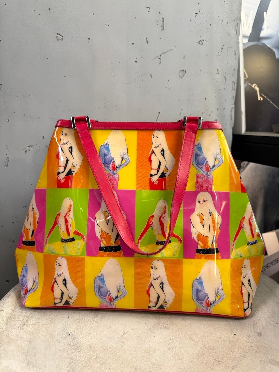 BERLIN VINTAGE CORNER Versace tote bag featuring a vibrant pop art print in pink, green, and orange with patent leather.