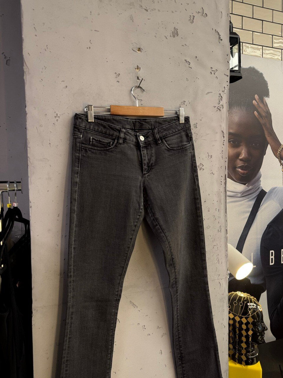 Grey skinny jeans, hanging front view