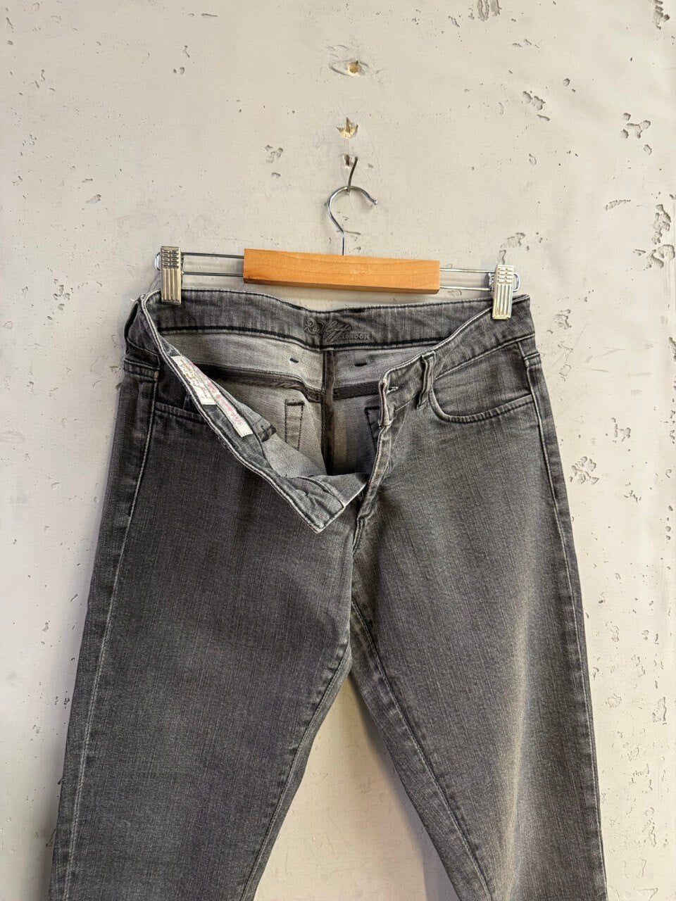 Grey skinny jeans, back pocket embroidery