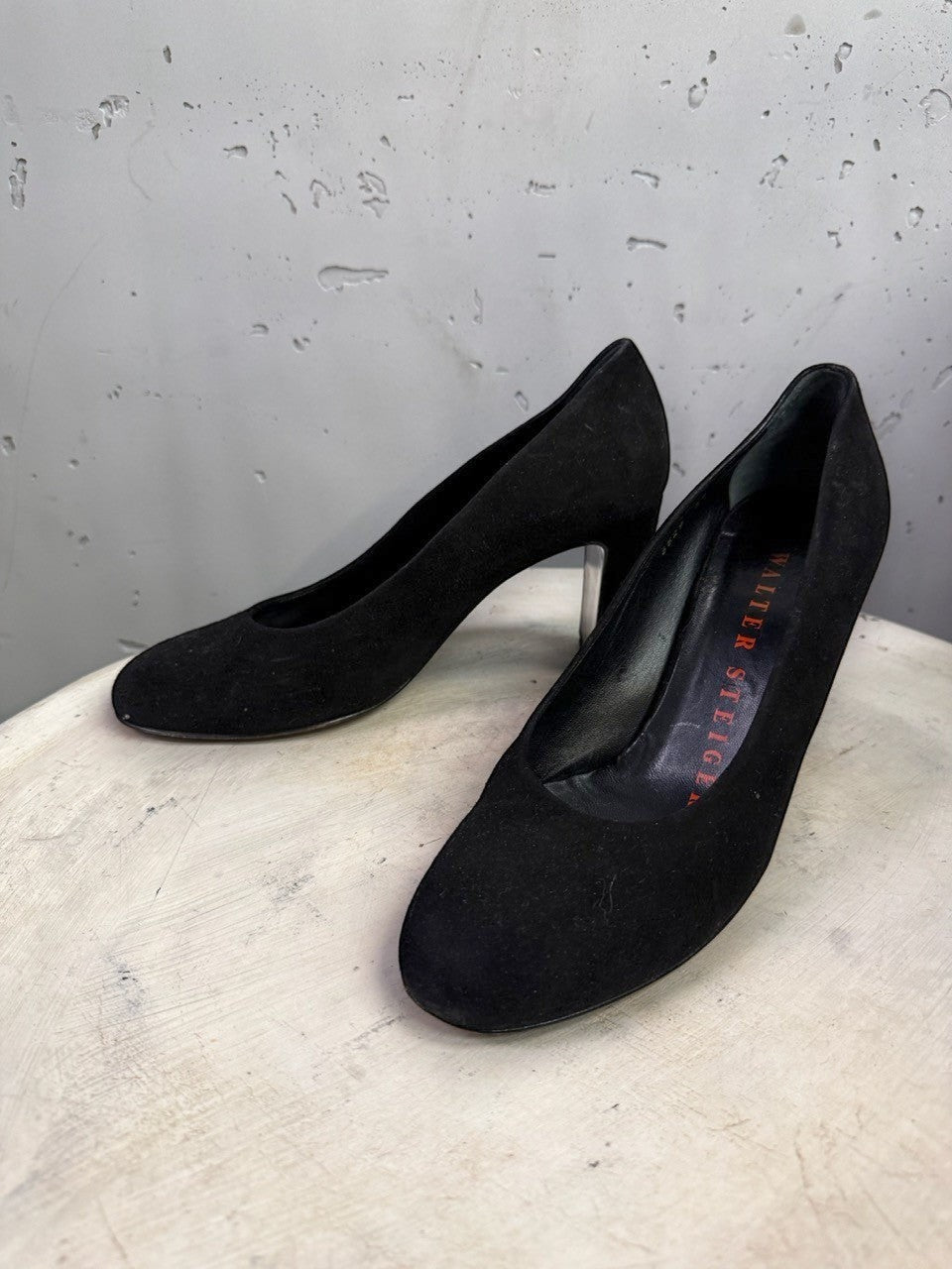 BERLIN VINTAGE CORNER black suede Walter Steiger high heel pumps with a classic round-toe design.