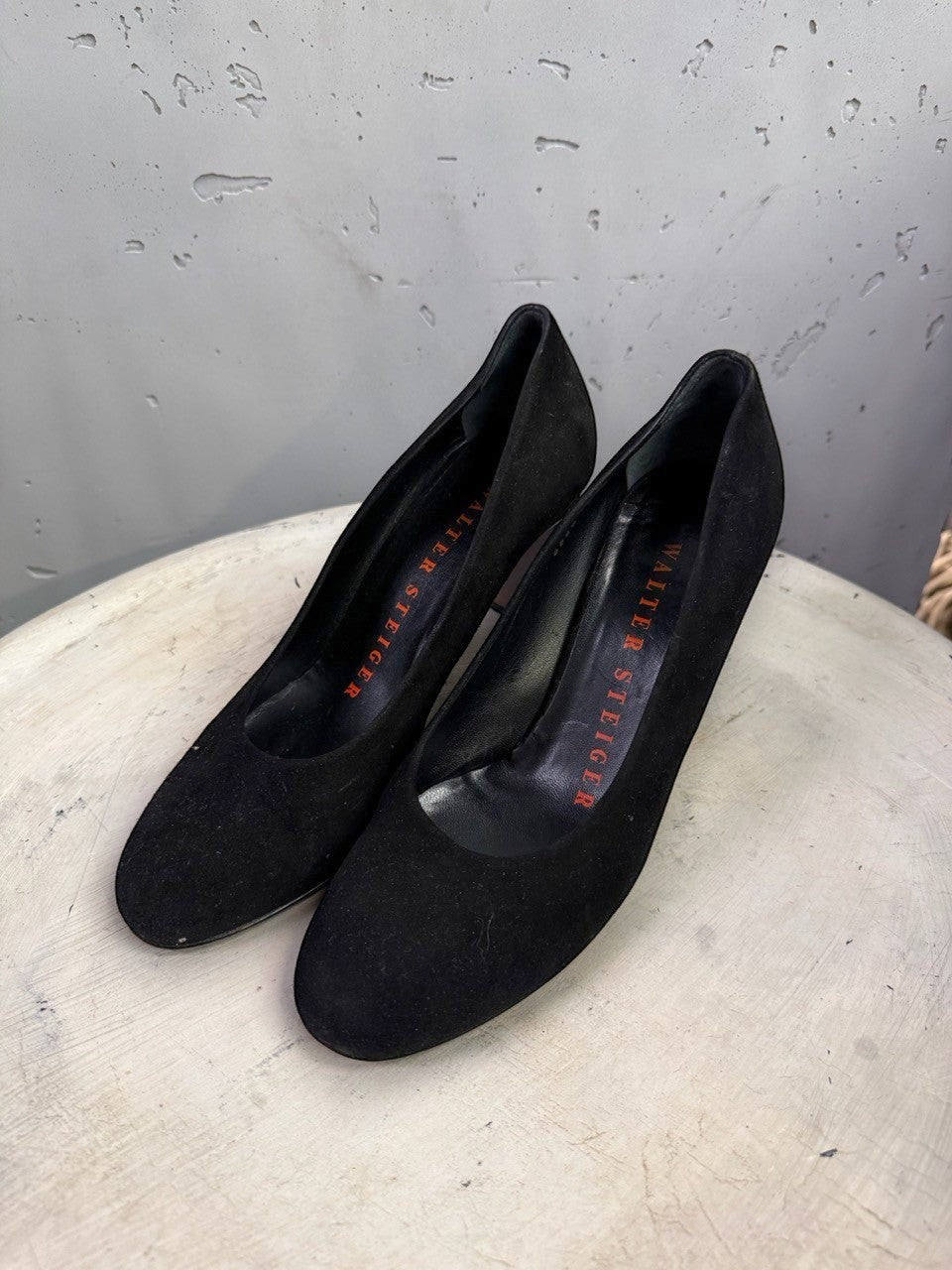 BERLIN VINTAGE CORNER Walter Steiger black suede round-toe pumps with block heels on a textured white surface.