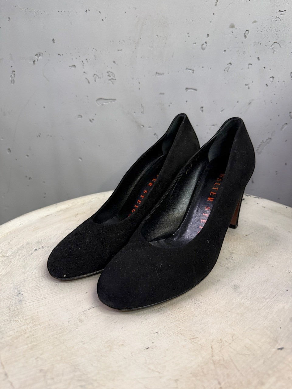 BERLIN VINTAGE CORNER black suede Walter Steiger high heel pumps with a classic round-toe design.