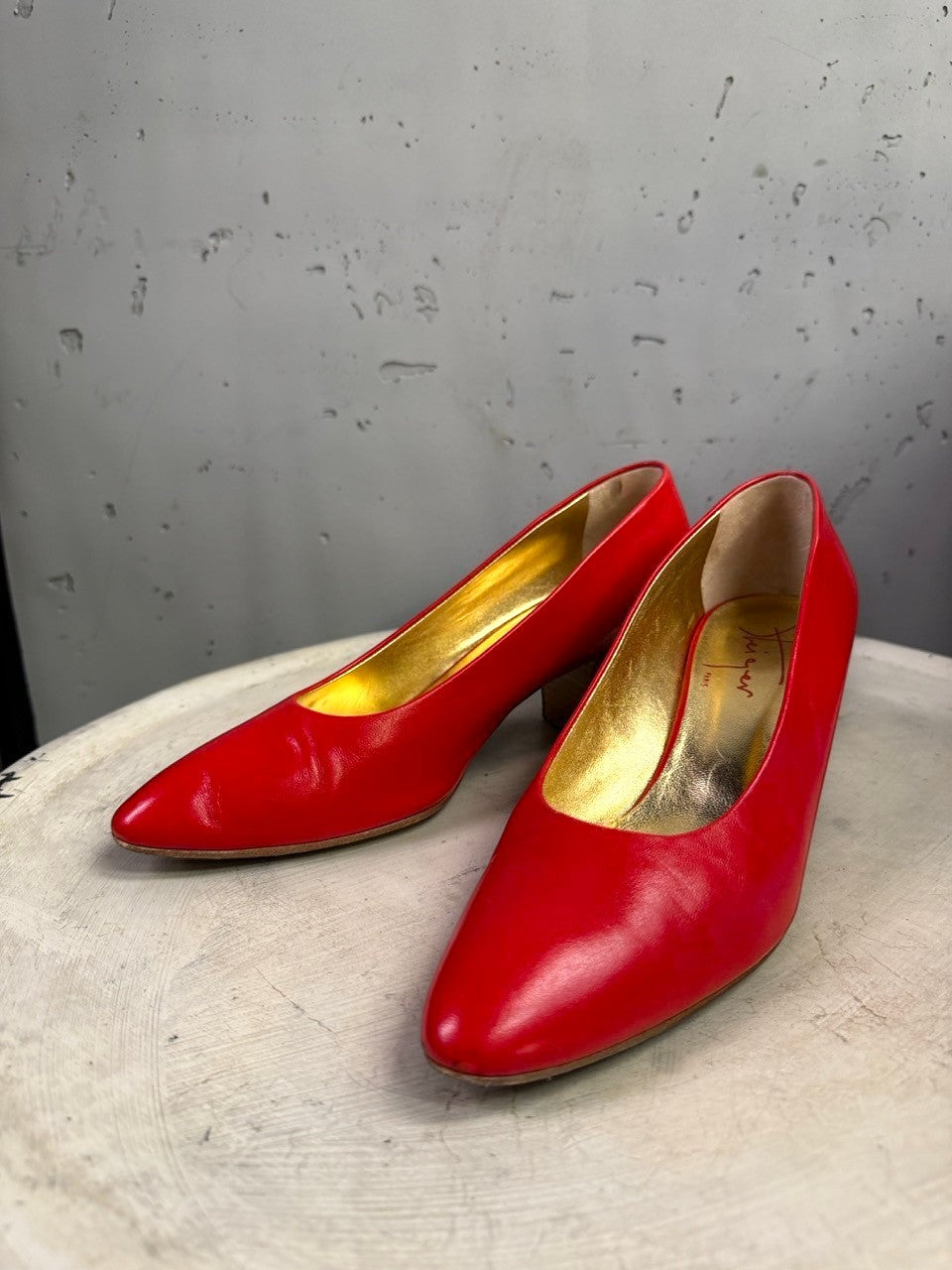 BERLIN VINTAGE CORNER Walter Steiger red leather pumps with pointed toes and luxurious gold-toned footbeds.