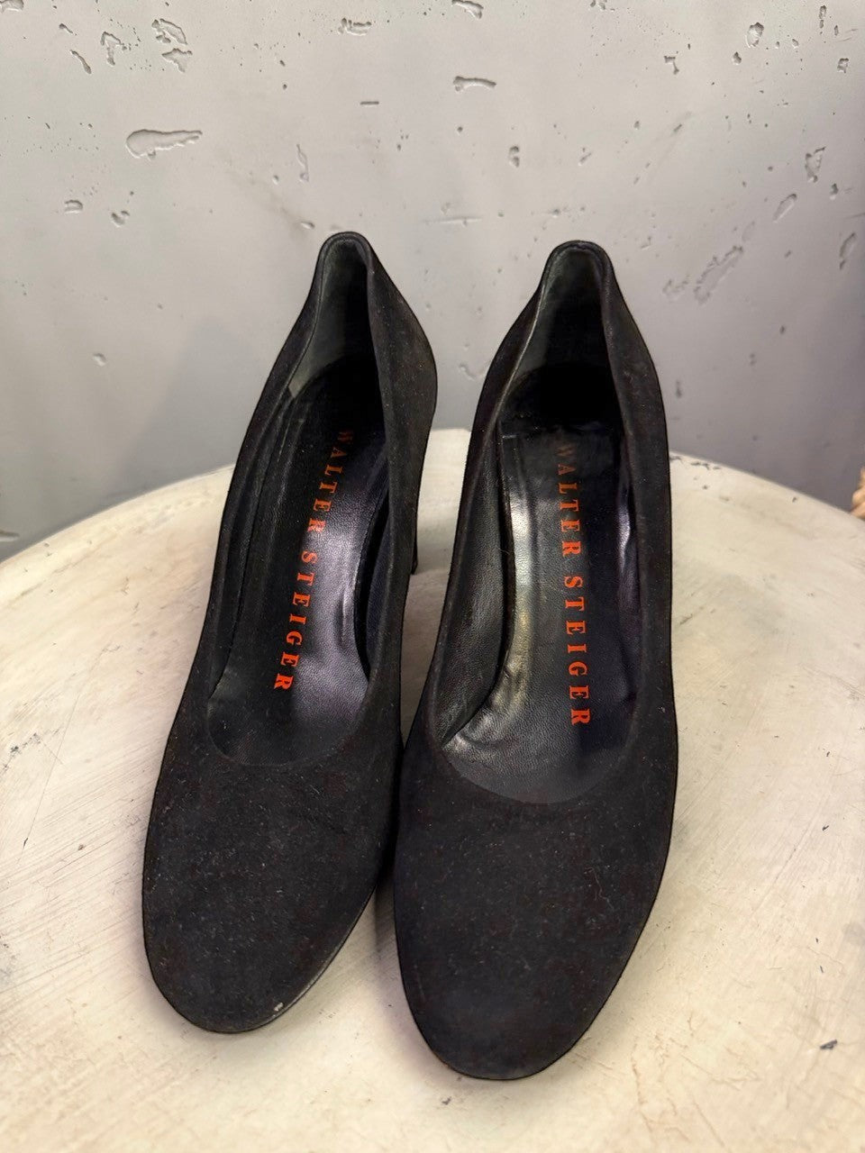 BERLIN VINTAGE CORNER black suede Walter Steiger classic round-toe pumps with block heels.