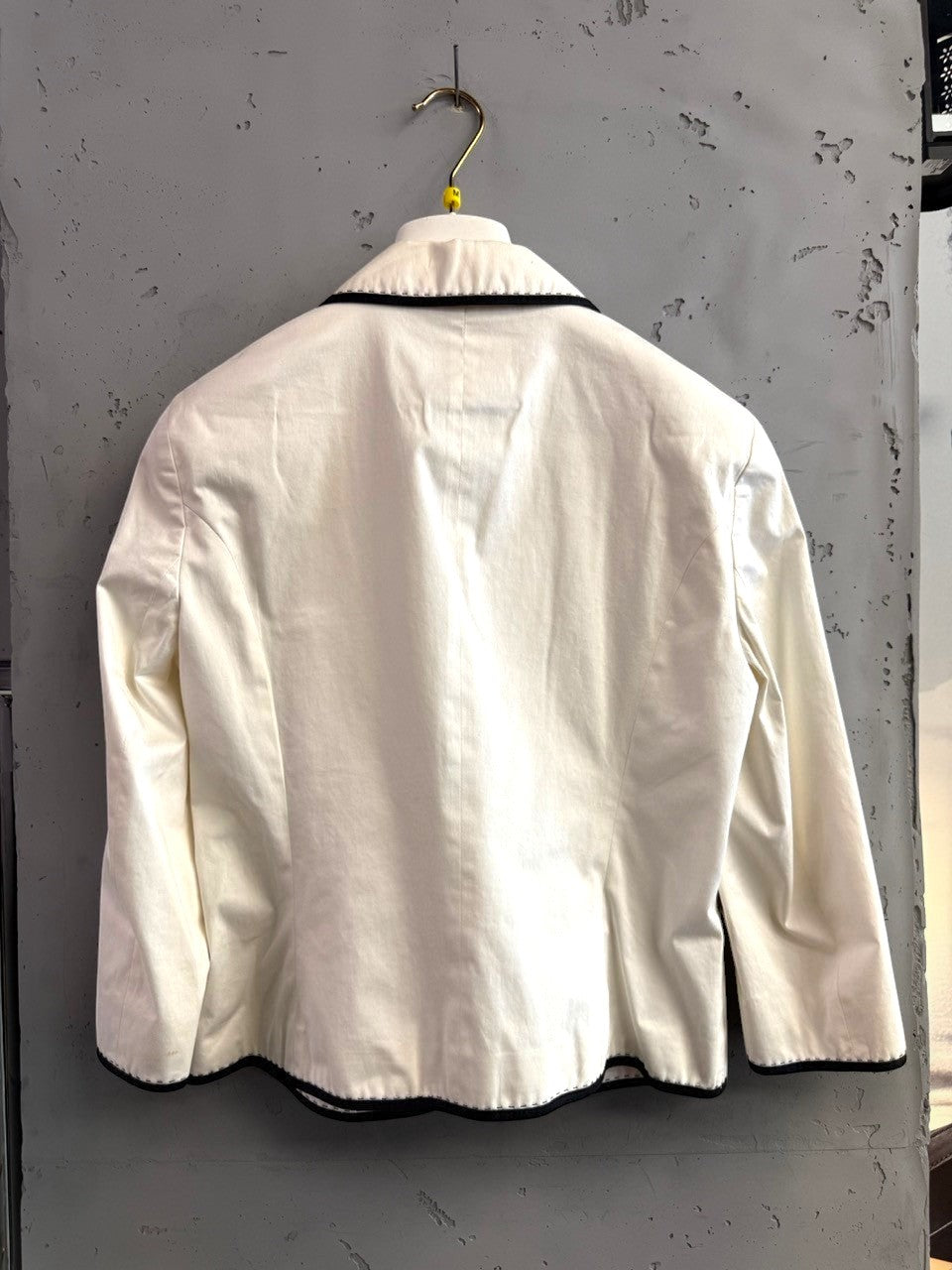 BERLIN VINTAGE CORNER white blazer with black piping, notched lapel, and button closure. Lightweight fabric.