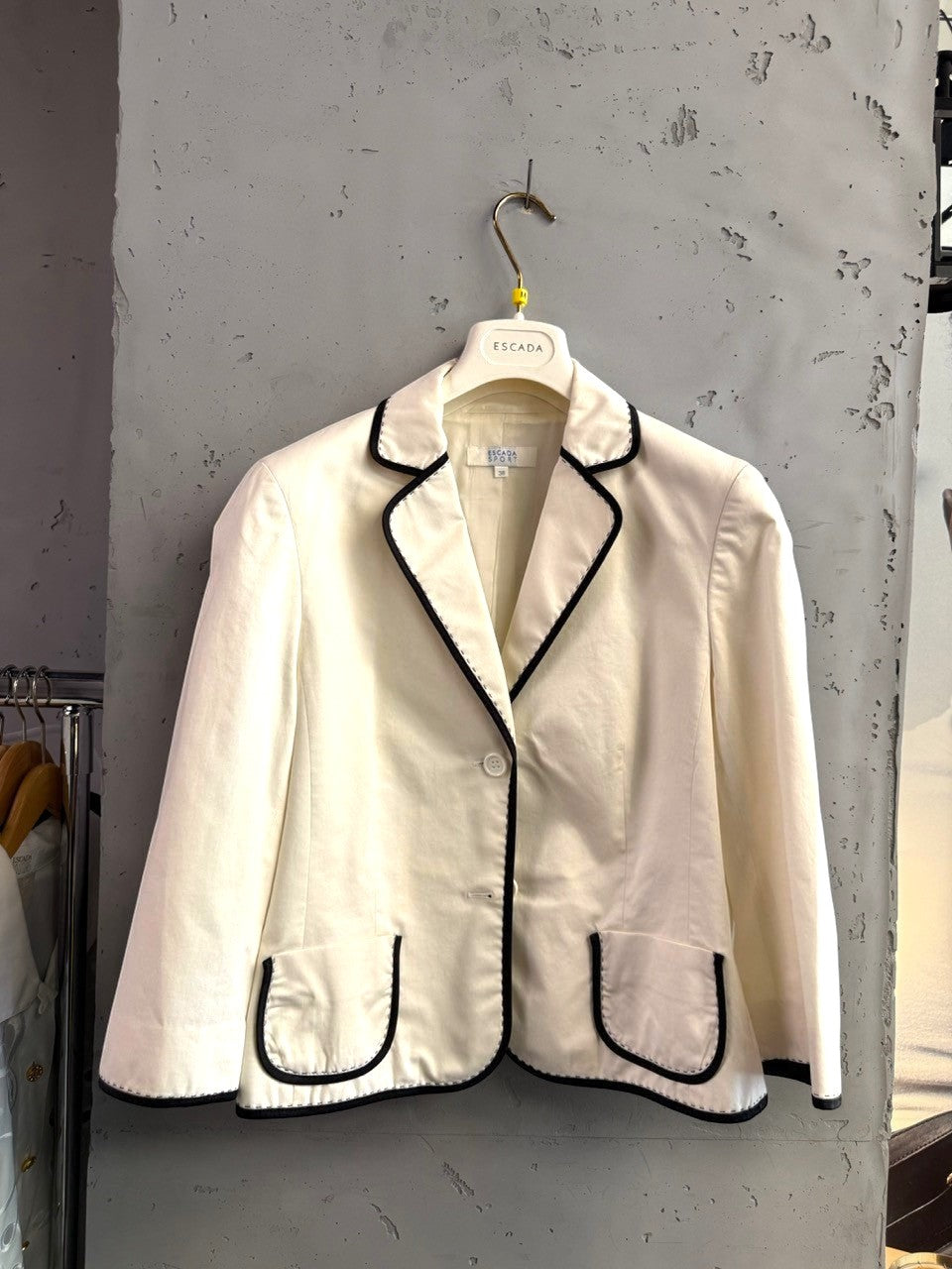 BERLIN VINTAGE CORNER white blazer with black piping, notched lapel, single-breasted front, and two button closures.