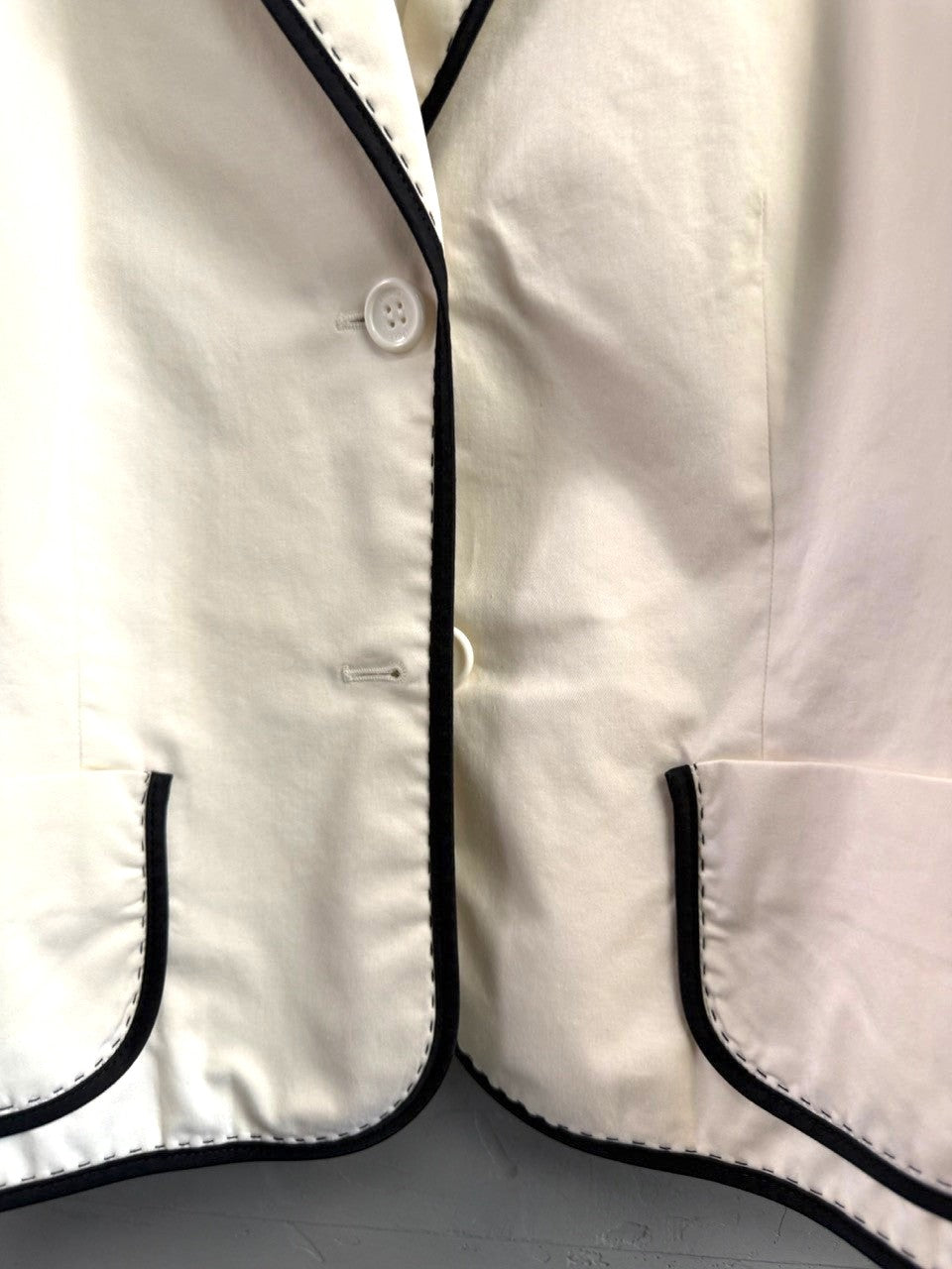 BERLIN VINTAGE CORNER white sport blazer with black piping, notched lapel, two button closure, and pocket details.