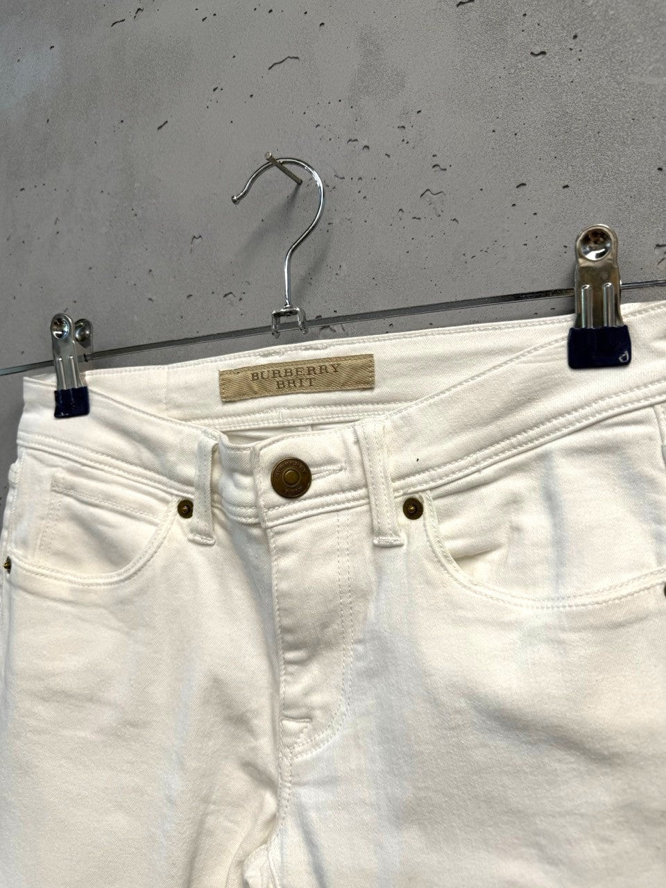 BERLIN VINTAGE CORNER white cotton denim jeans with five-pocket design and Burberry Brit label.