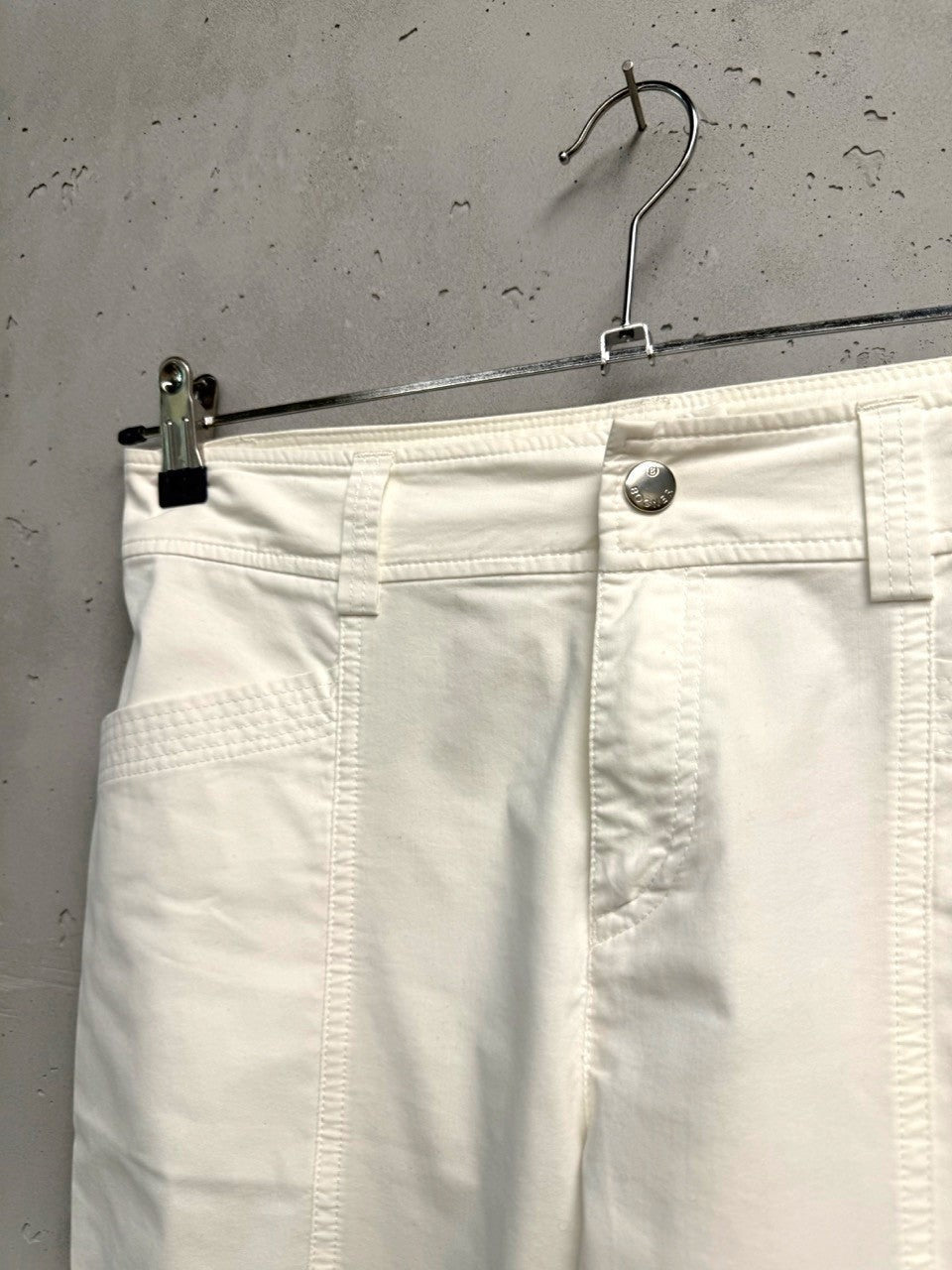 BERLIN VINTAGE CORNER white cotton blend cropped trousers with seam detailing and button closure.