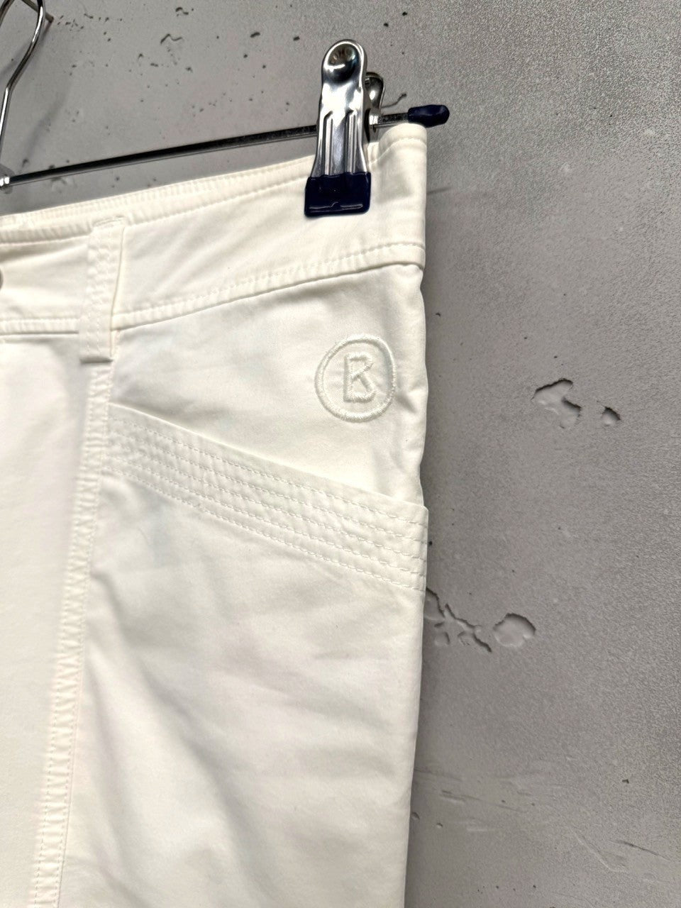 BERLIN VINTAGE CORNER white cotton blend cropped trousers with subtle seam detailing and embroidered logo.