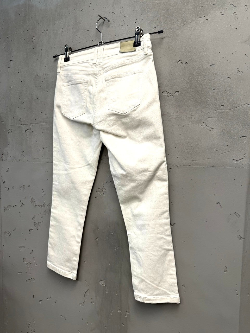 BERLIN VINTAGE CORNER white cotton denim jeans with five-pocket design, displayed on a hanger.