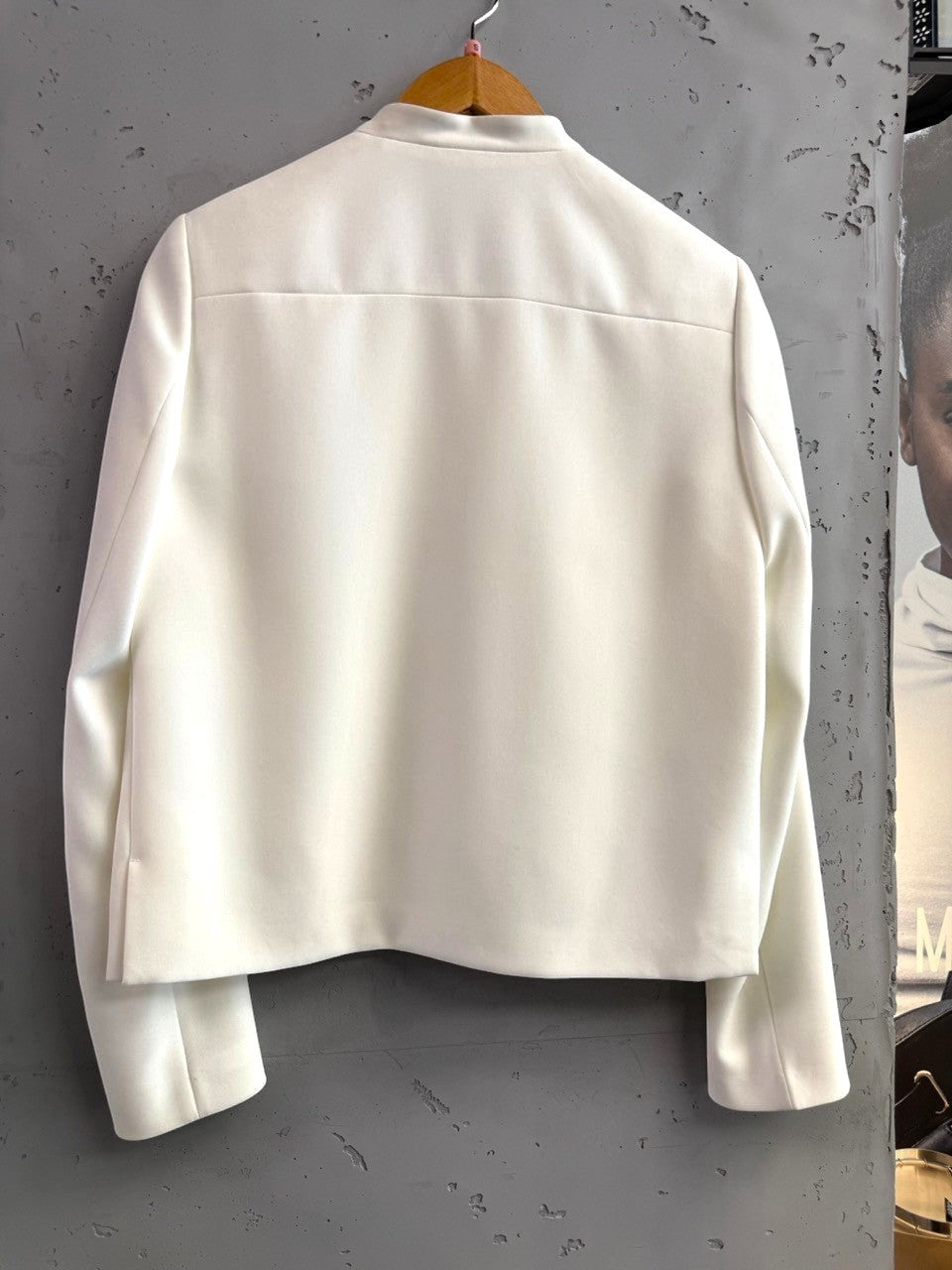 BERLIN VINTAGE CORNER white cropped jacket with high neckline and piped pocket detail, made from smooth structured fabric.