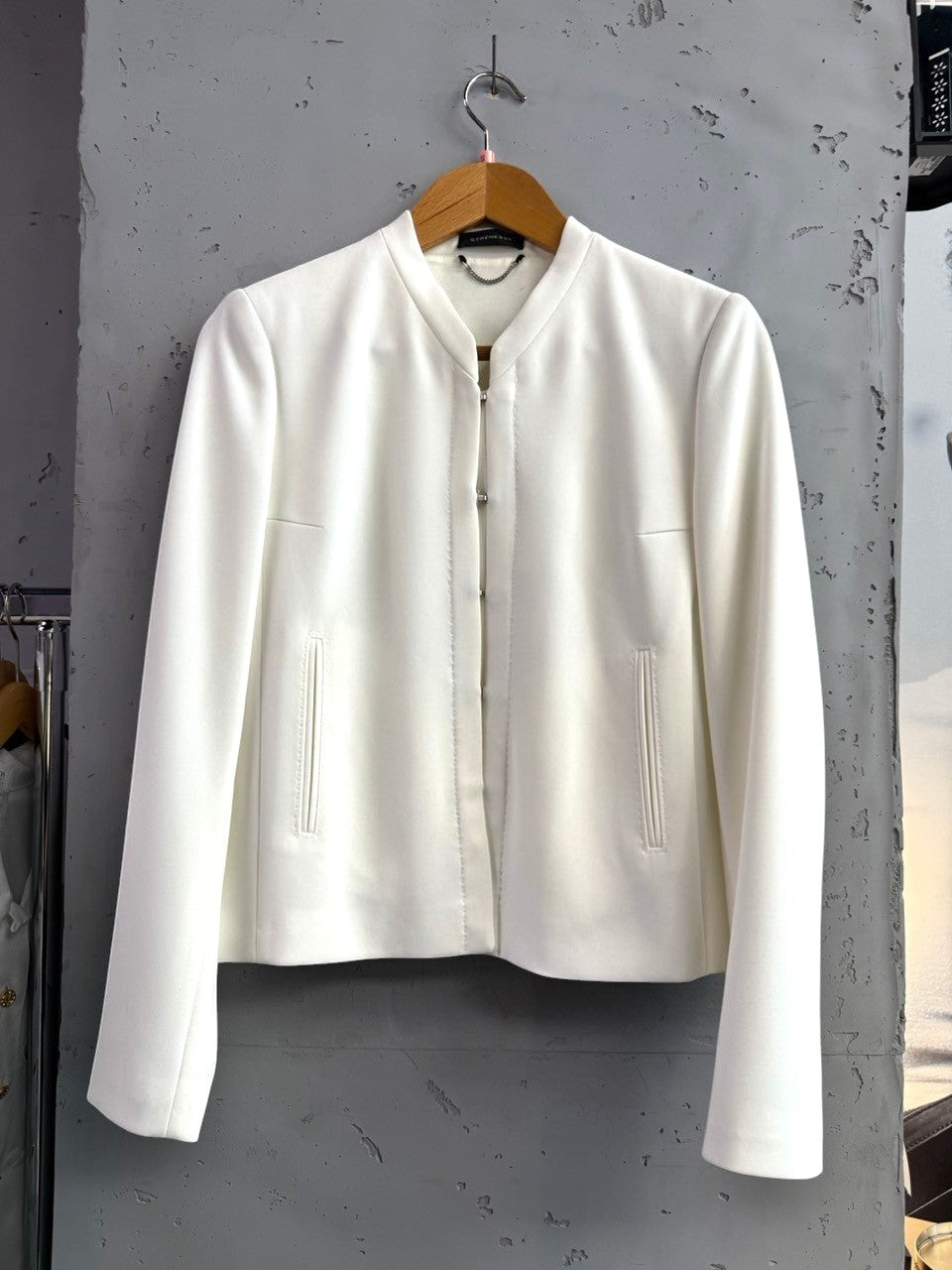 BERLIN VINTAGE CORNER white cropped jacket with piped pocket and high neckline, made of structured fabric.
