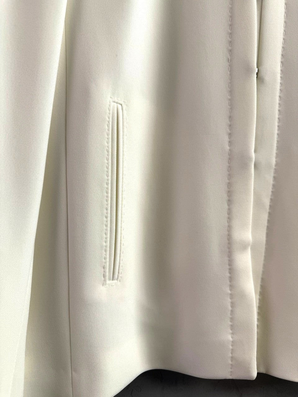 BERLIN VINTAGE CORNER white cropped jacket with piped pocket and contrast stitching