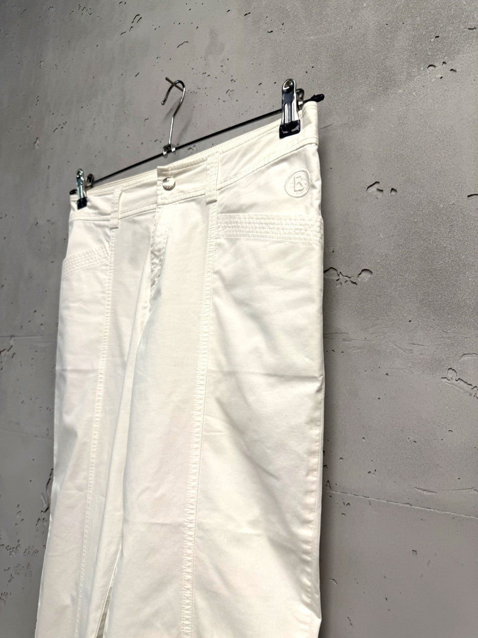 BERLIN VINTAGE CORNER white cotton blend cropped trousers with seam detailing and branded logo.