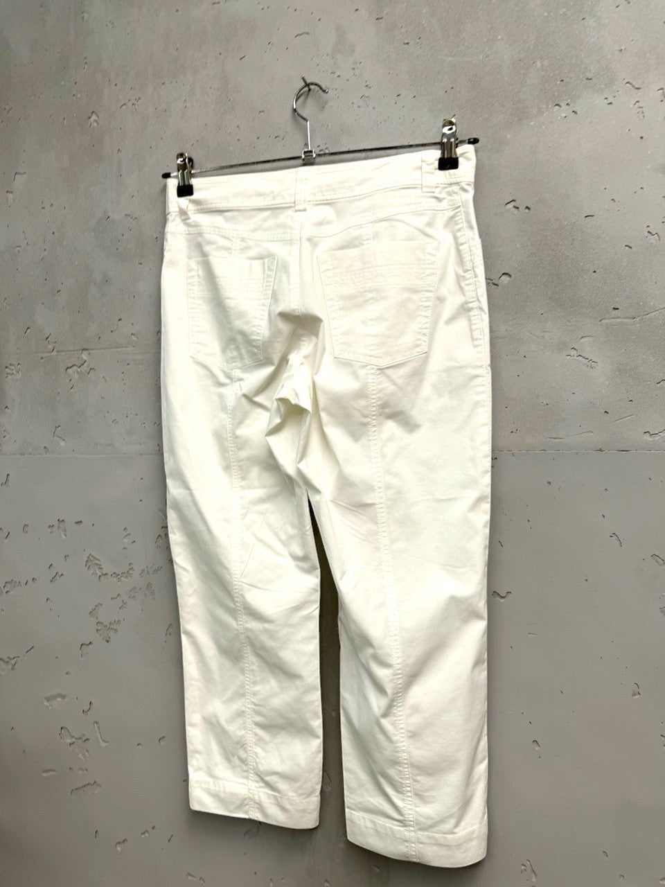 BERLIN VINTAGE CORNER white cotton blend cropped trousers with seam detailing and pockets.