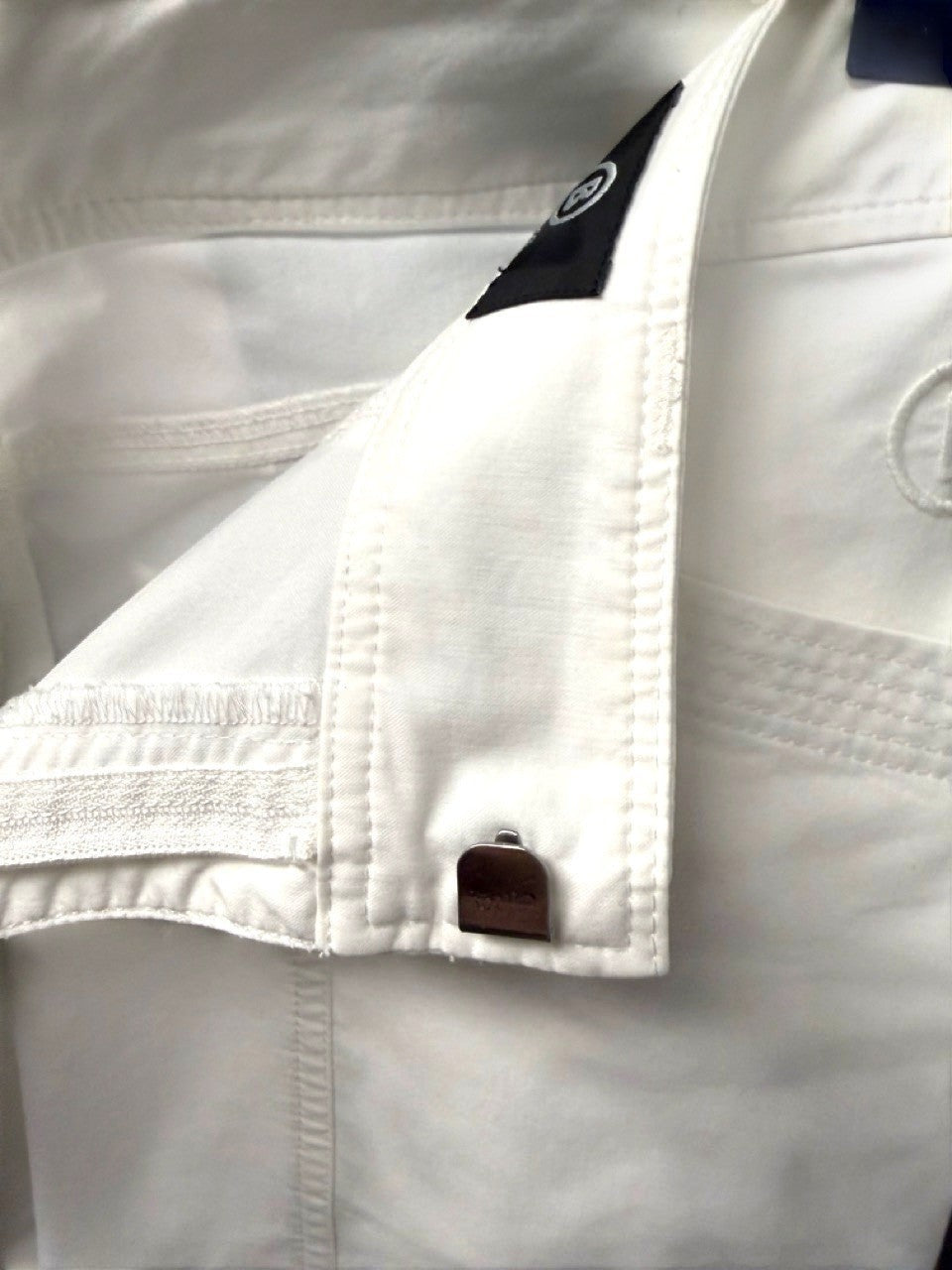 BERLIN VINTAGE CORNER white cotton blend cropped trousers with seam detailing and branded hardware.