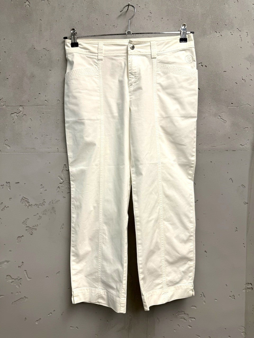 BERLIN VINTAGE CORNER white cotton blend cropped trousers with seam detailing and button-zip closure.