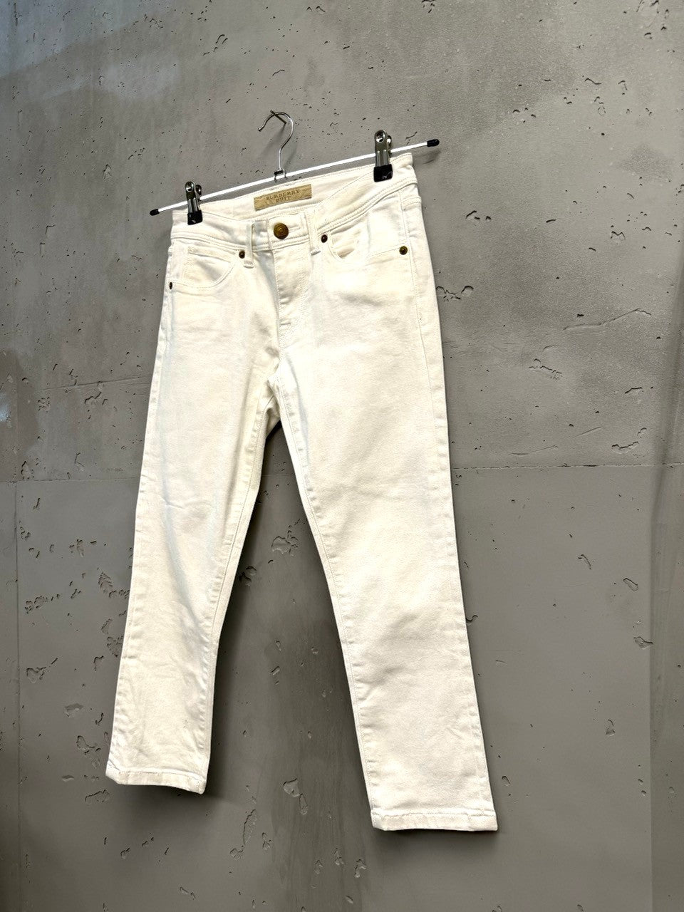 BERLIN VINTAGE CORNER white cotton denim jeans with five-pocket design and button fly.