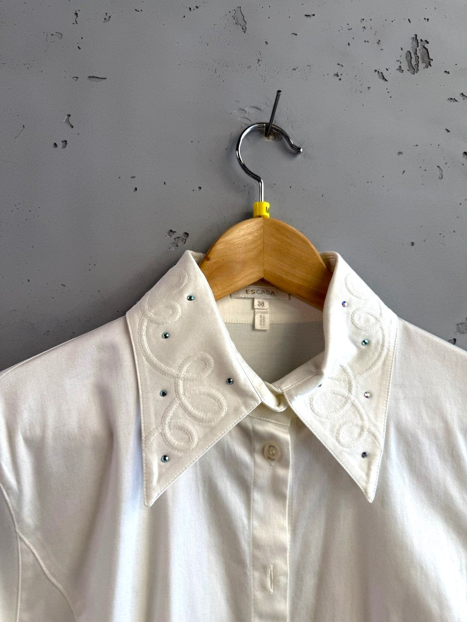BERLIN VINTAGE CORNER white long sleeve button-up shirt with embellished collar and cuffs, featuring rhinestones and embroidery.